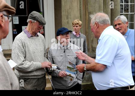 Zwölf der Englands 1966-Weltcupsieger wurden heute auf dem Brocton Hall Golf Course in Staffordshire wiedervereint. Ron Flowers erläutert das Format Nobby Stiles und Jack Charlton, beobachtet von Norman Hunter. Stockfoto