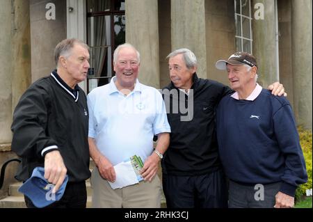 Zwölf der Englands 1966-Weltcupsieger wurden heute auf dem Brocton Hall Golf Course in Staffordshire wiedervereint. Geoff Hurst, Ron Flowers, Gordon Banks und George Eastham. Stockfoto