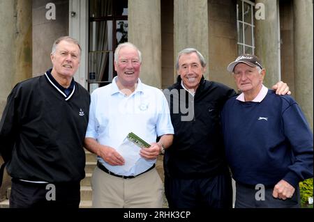 Zwölf der Englands 1966-Weltcupsieger wurden heute auf dem Brocton Hall Golf Course in Staffordshire wiedervereint. Geoff Hurst, Ron Flowers, Gordon Banks und George Eastham. Stockfoto