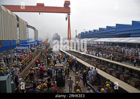 Kolakata, Indien. Aug. 2023. Die Mitarbeiter von Garden REACH Shipbuilders and Engineers (GRSE) feiern, dass der indische Präsident Droupadi Murmu (nicht abgebildet) am 17. August 2023 in Kolakata, Indien, die letzte in der Serie von drei P17-Fregatten für die indische Marine am GRSE-Dock startet. (Bildnachweis: © Dipa Chakraborty/Okularteil über ZUMA Press Wire) NUR REDAKTIONELLE VERWENDUNG! Nicht für kommerzielle ZWECKE! Stockfoto