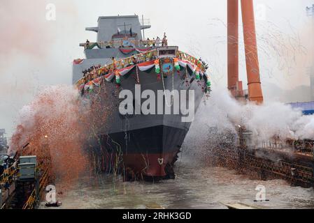 Kolakata, Indien. Aug. 2023. Die Mitarbeiter von Garden REACH Shipbuilders and Engineers (GRSE) feiern, dass der indische Präsident Droupadi Murmu (nicht abgebildet) am 17. August 2023 in Kolakata, Indien, die letzte in der Serie von drei P17-Fregatten für die indische Marine am GRSE-Dock startet. (Bildnachweis: © Dipa Chakraborty/Okularteil über ZUMA Press Wire) NUR REDAKTIONELLE VERWENDUNG! Nicht für kommerzielle ZWECKE! Stockfoto