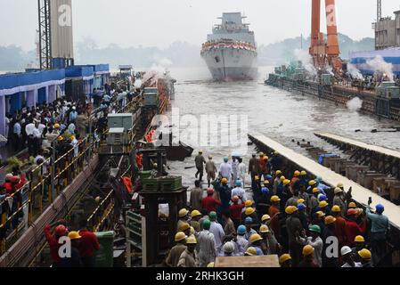 Kolakata, Indien. Aug. 2023. Die Mitarbeiter von Garden REACH Shipbuilders and Engineers (GRSE) feiern, dass der indische Präsident Droupadi Murmu (nicht abgebildet) am 17. August 2023 in Kolakata, Indien, die letzte in der Serie von drei P17-Fregatten für die indische Marine am GRSE-Dock startet. (Bildnachweis: © Dipa Chakraborty/Okularteil über ZUMA Press Wire) NUR REDAKTIONELLE VERWENDUNG! Nicht für kommerzielle ZWECKE! Stockfoto