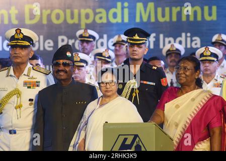 Kolakata, Indien. Aug. 2023. Indischer Präsident Droupadi Murmu, Gouverneur C. V. Anand Bose, westbengalische Ministerpräsidentin Mamata Banerjee und Chef des Marinestabes Admiral R. Hari Kumar, PVSM, AVSM, VSM beim Start des INS Vindhyagiri, eines neuen Kriegsschiffs für die indische Marine, am Donnerstag, 17. August in Kalkutta, Indien, 2023. dieses Kriegsschiff der P17A-Serie wurde am 17. August 2023 von den Garden REACH Shipbuilders and Engineers in Kolakata, Indien, gebaut. (Bildnachweis: © Dipa Chakraborty/Okularteil über ZUMA Press Wire) NUR REDAKTIONELLE VERWENDUNG! Nicht für kommerzielle ZWECKE! Stockfoto