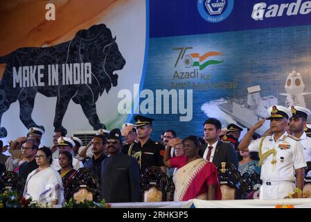 Kolakata, Indien. Aug. 2023. Präsident Indiens, Droupadi Murmu, Gouverneur C. V. Anand Bose, westbengalische Ministerpräsidentin Mamata Banerjee (White Sharee) und Chef des Marinestabes Admiral R. Hari Kumar, PVSM, AVSM, VSM (rechts). Beim Start von INS Vindhyagiri, einem neuen Kriegsschiff für die indische Marine, in Kalkutta, Indien, am Donnerstag, den 17. August, 2023. dieses Kriegsschiff der P17A-Serie wurde am 17. August 2023 von den Garden REACH Shipbuilders and Engineers in Kolakata, Indien, gebaut. (Bildnachweis: © Dipa Chakraborty/Okularteil über ZUMA Press Wire) NUR REDAKTIONELLE VERWENDUNG! Nicht für kommerzielle ZWECKE! Stockfoto