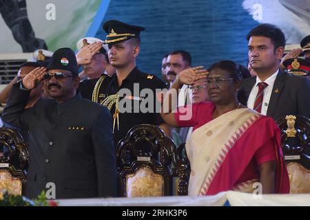 Kolakata, Indien. Aug. 2023. Präsident Indiens, Droupadi Murmu und Gouverneur C. V. Anand Bose beim Start von INS Vindhyagiri, einem neuen Kriegsschiff für die indische Marine, in Kalkutta, Indien, am Donnerstag, 17. August, 2023. dieses Kriegsschiff der P17A-Serie wurde am 17. August 2023 von den Garden REACH Shipbuilders and Engineers in Kolakata, Indien, gebaut. (Bildnachweis: © Dipa Chakraborty/Okularteil über ZUMA Press Wire) NUR REDAKTIONELLE VERWENDUNG! Nicht für kommerzielle ZWECKE! Stockfoto