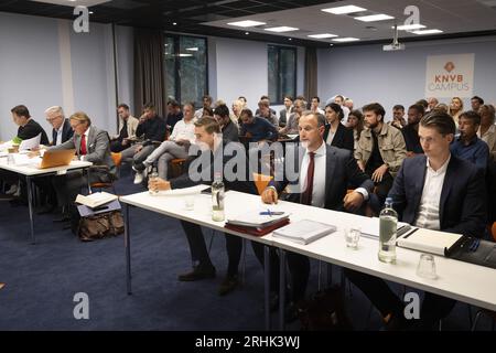 ZEIST - 17.08.2023, ZEIST - Carel Eiting mit seinen Anwälten Frans de Weger, Arne Al beim KNVB für den Schiedsfall zwischen FC Volendam und Mittelfeldspieler Carel Eiting. Der Schiedsausschuss des Fußballverbandes muss entscheiden, ob der 25-jährige Fußballspieler den Verein tatsächlich für einen begrenzten Betrag verlassen kann, wie er es selbst möchte. Links der Anwalt des FC Volendam Michiel van Dijk und Keje Molenaar. ANP OLAF KRAAK Michiel van Dijk advocaat Jasper van leeuwen Technisch-Direktor Ruben Jongkind Wim Jonk Jaap Veerman RVC Arne Al advocaat Eiting Frans de Wever advocaat Eiting netherla Stockfoto