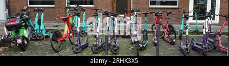 Düsseldorf, Deutschland - 2. August 2023 E-Scooter werden chaotisch geparkt. Sie stammen aus Tier, Check und VOI. Stockfoto