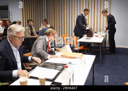 ZEIST - Carel Eiting mit seinen Anwälten Frans de Weger, Arne Al beim KNVB für den Schiedsfall zwischen FC Volendam und Mittelfeldspieler Carel Eiting. Der Schiedsausschuss des Fußballverbandes muss entscheiden, ob der 25-jährige Fußballspieler den Verein tatsächlich für einen begrenzten Betrag verlassen kann, wie er es selbst möchte. Links der Anwalt des FC Volendam Michiel van Dijk und Keje Molenaar. ANP OLAF KRAAKMichiel van Dijk LawyerJasper van Leeuwen technischer Direktor Ruben JongkindWim JonkJaap Veerman Supervisory BoardArne Al Lawyer EitingFrans de Wever Lawyer Eiting Stockfoto