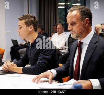 ZEIST - 17.08.2023, ZEIST - Carel Eiting mit Rechtsanwalt Frans de Weger beim KNVB für den Schiedsfall zwischen FC Volendam und Mittelfeldspieler Carel Eiting. Der Schiedsausschuss des Fußballverbandes muss entscheiden, ob der 25-jährige Fußballspieler den Verein tatsächlich für einen begrenzten Betrag verlassen kann, wie er es selbst möchte. ANP OLAF KRAAK niederlande raus - belgien raus Stockfoto