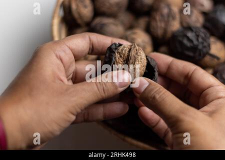 Überzug aus frischen Nüssen mit Vintage-Nussknacker Stockfoto