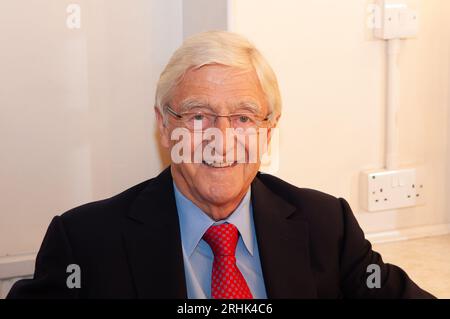 DATEIBILDER. August 2023. Heute wurde bekannt gegeben, dass der ehemalige Fernsehmoderator und Journalist Sir Michael Parkinson im Alter von 88 Jahren gestorben ist. Windsor, Berkshire, Großbritannien. 27. September 2008. Sir Michael Parkinson malte im Royal Windsor Theatre, bevor er ein Interview mit Richard Attenborough im Rahmen des Windsor Festivals machte. Quelle: Maureen McLean/Alamy Live News Stockfoto