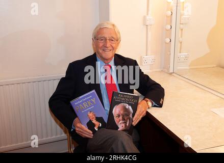 DATEIBILDER. August 2023. Heute wurde bekannt gegeben, dass der ehemalige Fernsehmoderator und Journalist Sir Michael Parkinson im Alter von 88 Jahren gestorben ist. Windsor, Berkshire, Großbritannien. 27. September 2008. Sir Michael Parkinson malte im Royal Windsor Theatre, bevor er ein Interview mit Richard Attenborough im Rahmen des Windsor Festivals machte. Quelle: Maureen McLean/Alamy Live News Stockfoto