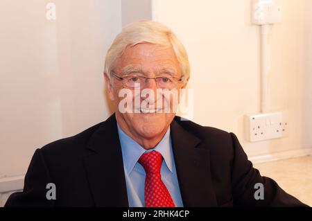 DATEIBILDER. August 2023. Heute wurde bekannt gegeben, dass der ehemalige Fernsehmoderator und Journalist Sir Michael Parkinson im Alter von 88 Jahren gestorben ist. Windsor, Berkshire, Großbritannien. 27. September 2008. Sir Michael Parkinson malte im Royal Windsor Theatre, bevor er ein Interview mit Richard Attenborough im Rahmen des Windsor Festivals machte. Quelle: Maureen McLean/Alamy Live News Stockfoto