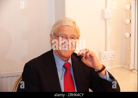 DATEIBILDER. August 2023. Heute wurde bekannt gegeben, dass der ehemalige Fernsehmoderator und Journalist Sir Michael Parkinson im Alter von 88 Jahren gestorben ist. Windsor, Berkshire, Großbritannien. 27. September 2008. Sir Michael Parkinson malte im Royal Windsor Theatre, bevor er ein Interview mit Richard Attenborough im Rahmen des Windsor Festivals machte. Quelle: Maureen McLean/Alamy Live News Stockfoto