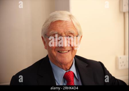 DATEIBILDER. August 2023. Heute wurde bekannt gegeben, dass der ehemalige Fernsehmoderator und Journalist Sir Michael Parkinson im Alter von 88 Jahren gestorben ist. Windsor, Berkshire, Großbritannien. 27. September 2008. Sir Michael Parkinson malte im Royal Windsor Theatre, bevor er ein Interview mit Richard Attenborough im Rahmen des Windsor Festivals machte. Quelle: Maureen McLean/Alamy Live News Stockfoto