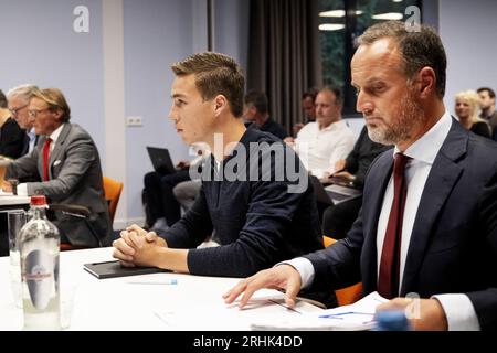 ZEIST - 17.08.2023, ZEIST - Carel Eiting mit Rechtsanwalt Frans de Weger beim KNVB für den Schiedsfall zwischen FC Volendam und Mittelfeldspieler Carel Eiting. Der Schiedsausschuss des Fußballverbandes muss entscheiden, ob der 25-jährige Fußballspieler den Verein tatsächlich für einen begrenzten Betrag verlassen kann, wie er es selbst möchte. ANP OLAF KRAAK niederlande raus - belgien raus Stockfoto