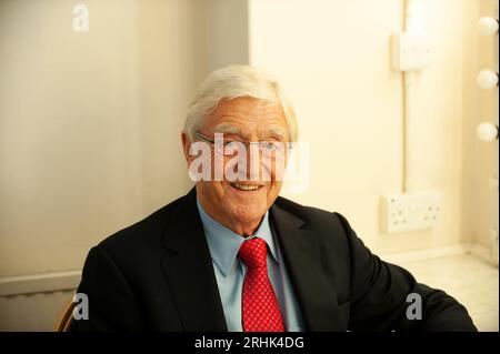 DATEIBILDER. August 2023. Heute wurde bekannt gegeben, dass der ehemalige Fernsehmoderator und Journalist Sir Michael Parkinson im Alter von 88 Jahren gestorben ist. Windsor, Berkshire, Großbritannien. 27. September 2008. Sir Michael Parkinson malte im Royal Windsor Theatre, bevor er ein Interview mit Richard Attenborough im Rahmen des Windsor Festivals machte. Quelle: Maureen McLean/Alamy Live News Stockfoto