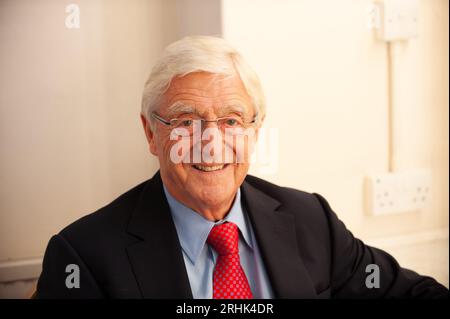 DATEIBILDER. August 2023. Heute wurde bekannt gegeben, dass der ehemalige Fernsehmoderator und Journalist Sir Michael Parkinson im Alter von 88 Jahren gestorben ist. Windsor, Berkshire, Großbritannien. 27. September 2008. Sir Michael Parkinson malte im Royal Windsor Theatre, bevor er ein Interview mit Richard Attenborough im Rahmen des Windsor Festivals machte. Quelle: Maureen McLean/Alamy Live News Stockfoto