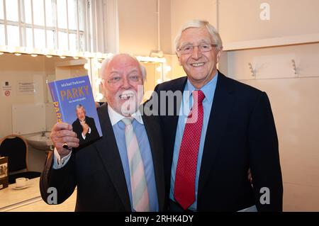 DATEIBILDER. August 2023. Heute wurde bekannt gegeben, dass der ehemalige Fernsehmoderator und Journalist Sir Michael Parkinson im Alter von 88 Jahren gestorben ist. Windsor, Berkshire, Großbritannien. 27. September 2008. Sir Michael Parkinson malte (R) am Royal Windsor Theatre, bevor er ein Interview mit Richard Attenborough (L) im Rahmen des Windsor Festivals machte. Quelle: Maureen McLean/Alamy Live News Stockfoto