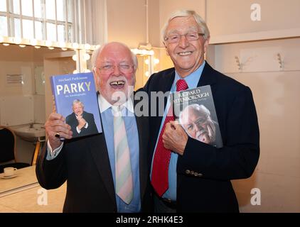 DATEIBILDER. August 2023. Heute wurde bekannt gegeben, dass der ehemalige Fernsehmoderator und Journalist Sir Michael Parkinson im Alter von 88 Jahren gestorben ist. Windsor, Berkshire, Großbritannien. 27. September 2008. Sir Michael Parkinson malte im Royal Windsor Theatre, bevor er ein Interview mit Richard Attenborough im Rahmen des Windsor Festivals machte. Quelle: Maureen McLean/Alamy Live News Stockfoto