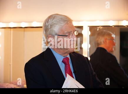 DATEIBILDER. August 2023. Heute wurde bekannt gegeben, dass der ehemalige Fernsehmoderator und Journalist Sir Michael Parkinson im Alter von 88 Jahren gestorben ist. Windsor, Berkshire, Großbritannien. 27. September 2008. Sir Michael Parkinson malte im Royal Windsor Theatre, bevor er ein Interview mit Richard Attenborough im Rahmen des Windsor Festivals machte. Quelle: Maureen McLean/Alamy Live News Stockfoto