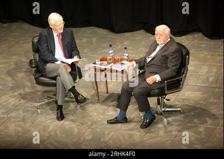 DATEIBILDER. August 2023. Heute wurde bekannt gegeben, dass der ehemalige Fernsehmoderator und Journalist Sir Michael Parkinson im Alter von 88 Jahren gestorben ist. Windsor, Berkshire, Großbritannien. 27. September 2008. Sir Michael Parkinson, der auf der Bühne des Royal Windsor Theatre abgebildet war, führte ein Interview mit Richard Attenborough über sein Buch, komplett bis zu Ihnen Darling, als Teil des Windsor Festivals. Quelle: Maureen McLean/Alamy Live News Stockfoto