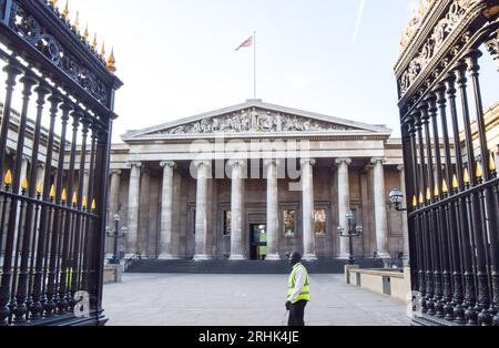 London, Großbritannien. August 2023. Außenansicht des British Museum als Peter John Higgs, der seit 35 Jahren im Museum arbeitet, soll als Mitarbeiter benannt werden, der angeblich hinter den „fehlenden“, „gestohlenen“ und „beschädigten“ Gegenständen steckt. Quelle: Vuk Valcic/Alamy Live News Stockfoto