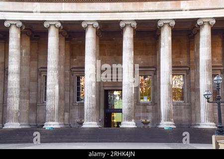 London, Großbritannien. August 2023. Außenansicht des British Museum als Peter John Higgs, der seit 35 Jahren im Museum arbeitet, soll als Mitarbeiter benannt werden, der angeblich hinter den „fehlenden“, „gestohlenen“ und „beschädigten“ Gegenständen steckt. Quelle: Vuk Valcic/Alamy Live News Stockfoto