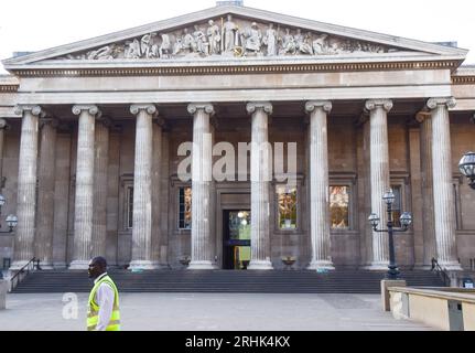 London, Großbritannien. August 2023. Außenansicht des British Museum als Peter John Higgs, der seit 35 Jahren im Museum arbeitet, soll als Mitarbeiter benannt werden, der angeblich hinter den „fehlenden“, „gestohlenen“ und „beschädigten“ Gegenständen steckt. Quelle: Vuk Valcic/Alamy Live News Stockfoto