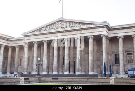 London, Großbritannien. August 2023. Außenansicht des British Museum als Peter John Higgs, der seit 35 Jahren im Museum arbeitet, soll als Mitarbeiter benannt werden, der angeblich hinter den „fehlenden“, „gestohlenen“ und „beschädigten“ Gegenständen steckt. Quelle: Vuk Valcic/Alamy Live News Stockfoto