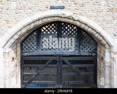 Das Tor Der Verräter. Ein Eingang von der Themse, durch den Gefangene der Tudors mit dem Boot am Tower of London ankamen. England, Großbritannien Stockfoto