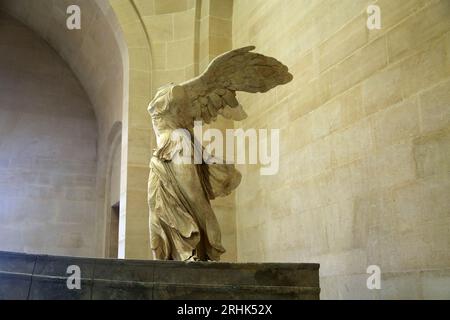 Seitenansicht des geflügelten Sieges von Samothrake, Louvre, Paris Stockfoto