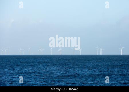 Lelystad, Niederlande. Januar 2023. Windturbinen sind vom 27 Kilometer langen Staudamm Houtribdijk aus zu sehen, der die Städte Lelystad und Enkhuizen in den Niederlanden verbindet. Entlang des Staudamms, zwischen dem malerischen Markermeer und dem IJsselmeer verläuft die N307-Route. Quelle: SOPA Images Limited/Alamy Live News Stockfoto