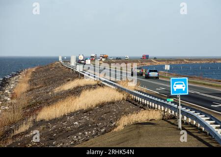 Lelystad, Niederlande. Januar 2023. Fahrzeuge sind auf dem 27 Kilometer langen Staudamm Houtribdijk zu sehen, der die Städte Lelystad und Enkhuizen in den Niederlanden verbindet. Entlang des Staudamms, zwischen dem malerischen Markermeer und dem IJsselmeer verläuft die N307-Route. Quelle: SOPA Images Limited/Alamy Live News Stockfoto