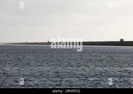 Lelystad, Niederlande. Januar 2023. Fahrzeuge sind auf dem 27 Kilometer langen Staudamm Houtribdijk zu sehen, der die Städte Lelystad und Enkhuizen in den Niederlanden verbindet. Entlang des Staudamms, zwischen dem malerischen Markermeer und dem IJsselmeer verläuft die N307-Route. Quelle: SOPA Images Limited/Alamy Live News Stockfoto