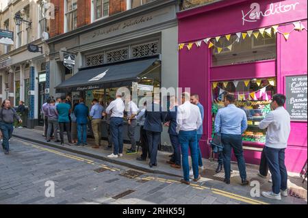 Die Arbeiter der Stadt stehen mittags an, um Essen zum Mitnehmen von Porterford Metzgereien zu kaufen. Watling Street, City of London, England, Großbritannien Stockfoto