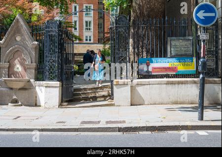 Eingang auf der Aldersgate Street zum Postman's Park, einem öffentlichen Park und Garten City of London, England, UK Stockfoto