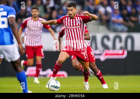 Genk, Belgien. Aug. 2023. GENK, BELGIEN - 17. AUGUST: Giorgos Masouras von Olympiakos Piräus läuft mit dem Ball während des Qualifikationsspiels der UEFA Europe League in der dritten Runde des Zweitligisten zwischen KRC Genk und Olympiakos Piräus am 17. August 2023 in der Cegeka Arena in Genk, Belgien. (Foto: Joris Verwijst/Orange Pictures) Credit: Orange Pics BV/Alamy Live News Stockfoto