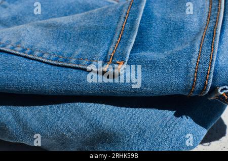 Nahaufnahme von Nählinien einer Jeans, die die Sorgfalt und das Können im Herstellungsprozess zeigt. Ideal für Mode- und stilbezogene Projekte. Stockfoto