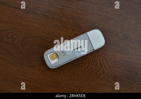 Die neueste Generation des USB 5G-Modems schließt sich für eine Internetverbindung und ermöglicht so eine schnelle, effiziente und moderne Verbindung. 5G-Chip-Technologie sorgt für mobile Geschwindigkeit Stockfoto