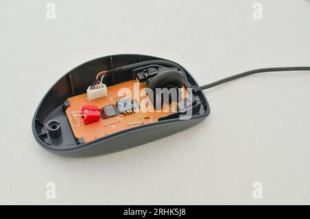Offene Computermaus mit freiliegender elektronischer Schaltung für Wartung, Symbol der Technologie und moderner Computertechnik. Perfekt für Technologiekonzepte, Digit Stockfoto