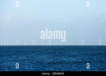 Lelystad, Flevoland, Niederlande. Januar 2023. Windturbinen sind vom 27 Kilometer langen Staudamm Houtribdijk aus zu sehen, der die Städte Lelystad und Enkhuizen in den Niederlanden verbindet. Entlang des Staudamms, zwischen dem malerischen Markermeer und dem IJsselmeer verläuft die N307-Route. (Credit Image: © Karol Serewis/SOPA Images via ZUMA Press Wire) NUR REDAKTIONELLE VERWENDUNG! Nicht für kommerzielle ZWECKE! Stockfoto