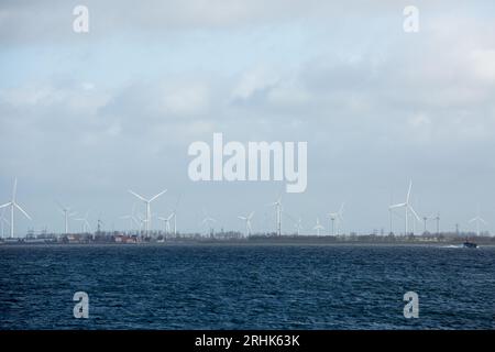 Lelystad, Niederlande. Januar 2023. Windturbinen sind vom 27 Kilometer langen Staudamm Houtribdijk aus zu sehen, der die Städte Lelystad und Enkhuizen in den Niederlanden verbindet. Entlang des Staudamms, zwischen dem malerischen Markermeer und dem IJsselmeer verläuft die N307-Route. (Foto: Karol Serewis/SOPA Images/SIPA USA) Credit: SIPA USA/Alamy Live News Stockfoto