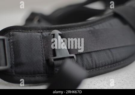Schwarzer Hosenträger oder Gürtel, elegantes und hochwertiges Accessoire, das Ihren Stil abrundet. Konzept für Rucksäcke oder Militärzubehör. Stockfoto