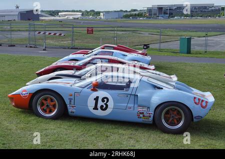 Farnborough, Hants, Vereinigtes Königreich. Aug. 2023. Szenen am ersten Tag der British Motor Show auf dem Farnborough International Airport. Unser Bild zeigt: Das Ford GT40 Display – mit der John Wyer Automotive Engineering Classic Le Mans Gewinnerversion, die vom Golf gesponsert wird, am nächsten zur Kamera. Quelle: Motofoto/Alamy Live News Stockfoto