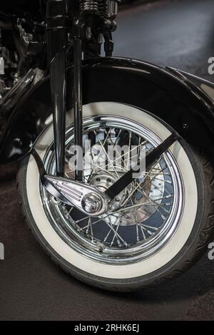 Nahaufnahme des Motorrades. Wunderschönes Harley-Davidson Motorrad. Bremsscheibe. Vorderrad, Scheibenbremsen Vorderrad von Harley Davidsons glänzend reflektierendem Stockfoto