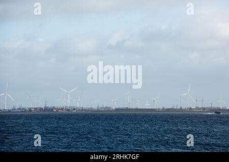 Lelystad, Flevoland, Niederlande. Januar 2023. Windturbinen sind vom 27 Kilometer langen Staudamm Houtribdijk aus zu sehen, der die Städte Lelystad und Enkhuizen in den Niederlanden verbindet. Entlang des Staudamms, zwischen dem malerischen Markermeer und dem IJsselmeer verläuft die N307-Route. (Credit Image: © Karol Serewis/SOPA Images via ZUMA Press Wire) NUR REDAKTIONELLE VERWENDUNG! Nicht für kommerzielle ZWECKE! Stockfoto