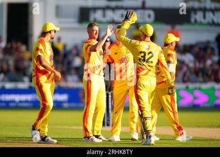 Trent Rockets Daniel Sams feiert den Sieg über Laurie Evans von Manchester Originals während des Hundertspiels in Trent Bridge, Nottingham. Bilddatum: Donnerstag, 17. August 2023. Stockfoto