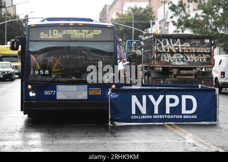 Polizeiband blockiert den Bereich und eine NYPD-Barriere blockiert das Blatt, das die Person bedeckt, die getötet wurde. Ein nicht identifizierter erwachsener Mann, der ein Motorrad in westlicher Richtung auf der East 170th Street fuhr, als er die Kontrolle verlor und am 17. August 2023 in Bronx, New York, USA, einen Lkw traf. Er wurde am Donnerstagmorgen um 9:22 UHR Eastern Time für verstorben erklärt. Der MTA-Bus war auch vor Ort zu sehen. Der Fahrer des Lkws blieb am Tatort, der tödliche Fahrzeugunfall wird weiter untersucht. (Foto: Kyle Mazza/SOPA Images/SIPA USA) Stockfoto