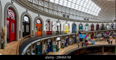 CORN EXCHANGE, LEEDS, GROSSBRITANNIEN - 14. AUGUST 2023. Ein farbenfrohes Architekturinnere der historischen Leeds Corn Exchange mit Reihen kleiner unabhängiger Retai Stockfoto